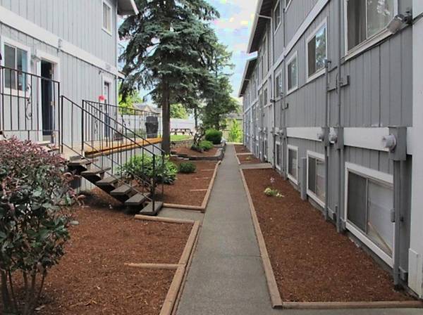 $1,400 / 2br - Spacious Two Bed + Community Off-Street Parking - Balconies / Patios (Portland)63845979024257121