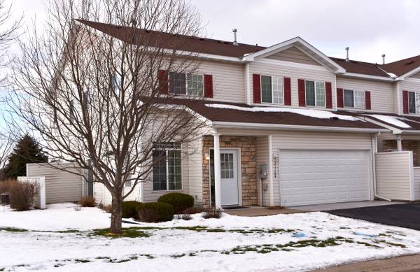 $1,750 / 2br - 1500ft2 - Newly Updated End Unit Townhome (Forest Lake)64003960386817120