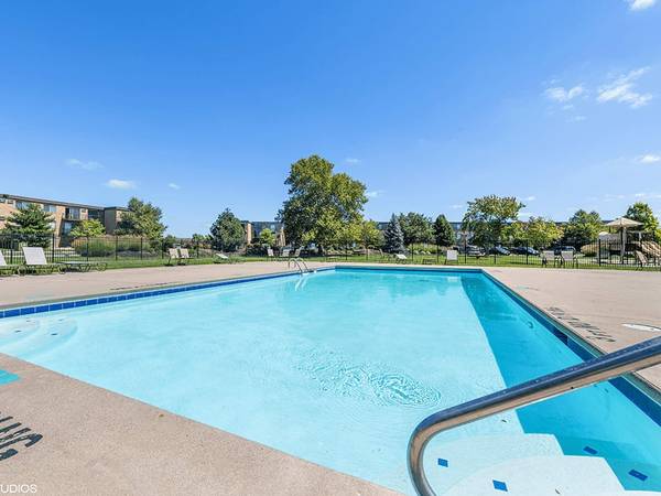 $1,199 / 2br - 912ft2 - Green views, great vibes (Entertainment for all ages nearby!)63974474387971124