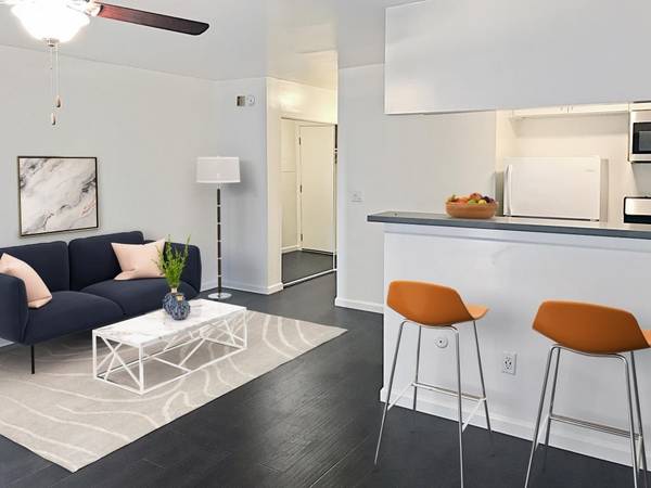 $1,945 / 500ft2 - Estudio remodelado con balcón - Descuento único de $1000 (2711 Ellendale Pl, Los Ángeles, CA)63857734311043123
