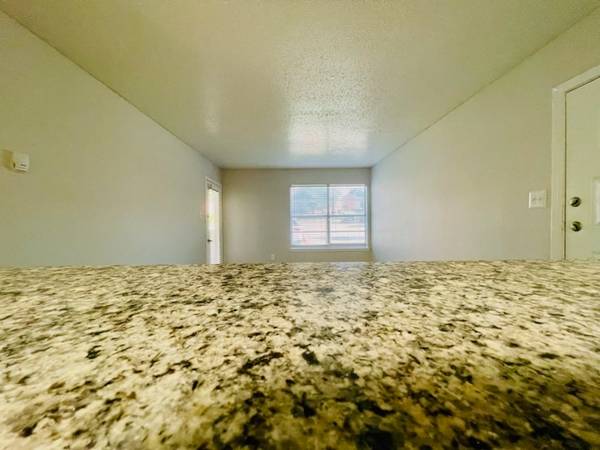$849 / 1br - 630ft2 - ¡Encuentra tu hogar dulce hogar en Bedford Oaks! (1400 Shady Ln, Bedford, TX)63936352429059121