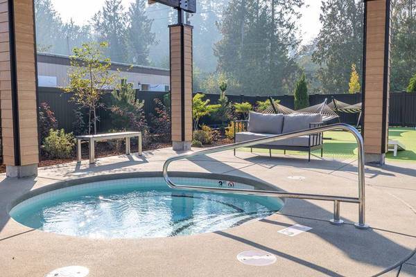 $1,995 / 2br - 912ft2 - Suites principales, islas de cocina, amplio césped de verano con juegos al aire libre (Kitsap)63852578142465124
