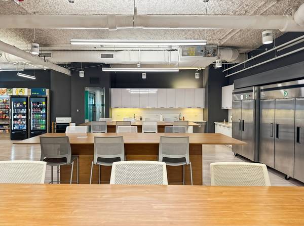 $1,079 2-3 Person Office AVAILABLE in Chicago! Call/Text for more details! (Chicago Loop)63959875976066122