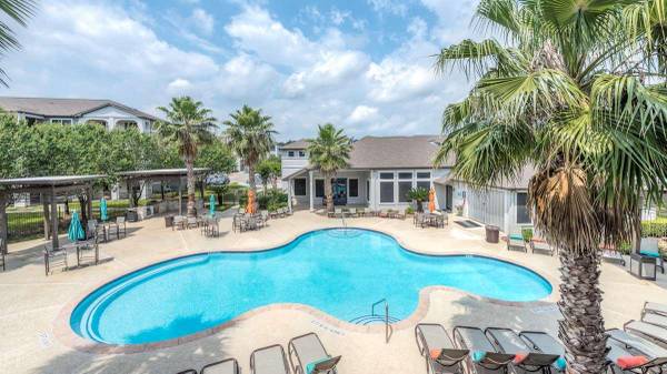 $1,345 / 2br - 1046ft2 - Enjoy Outdoor TV, Grilling & Cabanas-Your 2 BR Awaits (Conroe)63906677463683121