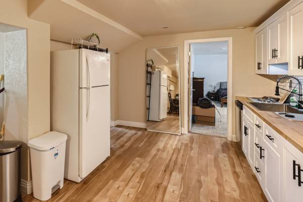 $1,049 / 1br - 800ft2 - HUGE room w/ private bath/parking in Golden! (Golden)63920601602306122