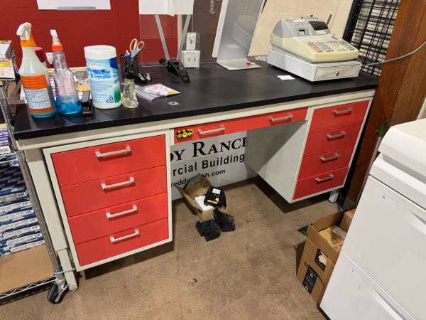 Red Desk adjustable height and sturdy 1