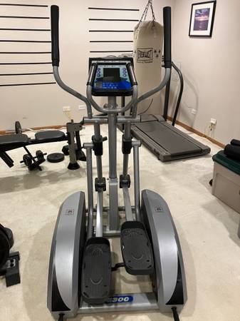 Body Solid Endurance 300 Elliptical 1
