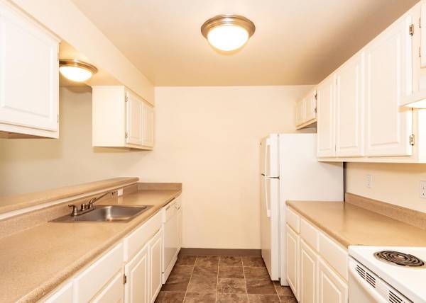 $1,914 / 2br - 1040ft2 - Ideal 2 BR/2 BA con Servicios de Paquetería, Cerca de Tiendas y Restaurantes (Troutdale)63672547602561120