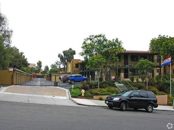 $2,525 / 2br - 885ft2 - Vive donde brilla la comodidad: 2 BR cerca de restaurantes y entretenimiento (Rancho del Oro, Oceanside)63621352284675122