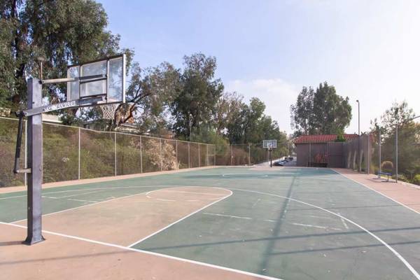 $2,089 / 1 hab - 726 pies² - Área de juegos, Lavandería en las instalaciones, Cancha de baloncesto (2100 S. Lark Ellen Ave, West Covina, CA)63912984314498123