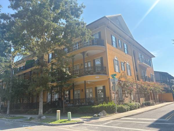 $2,025 / 2br - 900ft2 - 4 blocks from UF Campus, 2 beds 2 bath Apartment63823034903171120