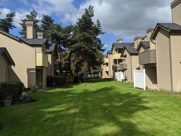 $1,630 / 1br - 740ft2 - Views, Patio, Spacious Floor Plans, Property Manager On Site63688480156545124