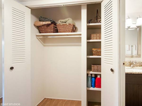 $899 / 1br - 600ft2 - Wood Laminate Flooring, Courtyard, Walk-In Closets (1344 Carriage Hill Ln, Hamilton, OH)63974472103682123