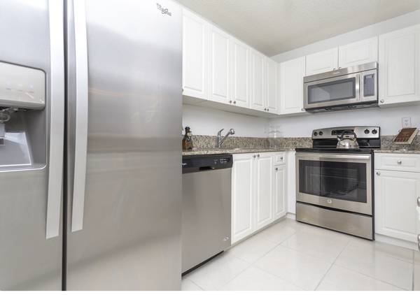 GORGEOUS 3/2 WITH W/D, PARKING, POOL, GYM ( ONLY $1500 DEPOSIT ) 1