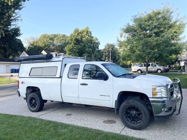 Camper para camión, súper limpio, capota para cabina doble. 4WD, solar, 2 litios, toldo - $17,950 (Menifee)63612053522945124