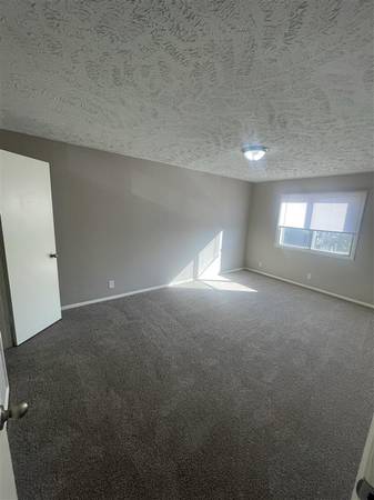 $1,100 / 2br - 900ft2 - 🌿 Spacious 2BR | Dog Park, Pool Access & In-Building Laundry (10905 North Mill Court, Omaha, NE)63968760949634123