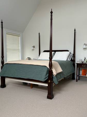 Stickley Williamsburg Collection Mahogany Bedroom Set Queen Bed Frame + 2 Table 1