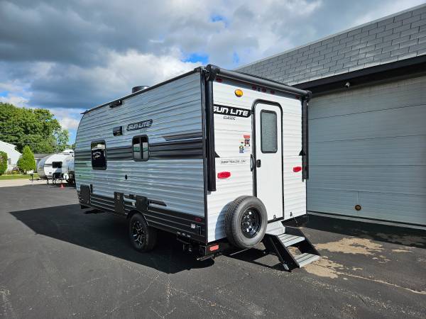 Nuevo remolque de viaje Sunlite 18 RD 2025 - $19.495 (Pulaski/Schultz Rv)63470461627395123