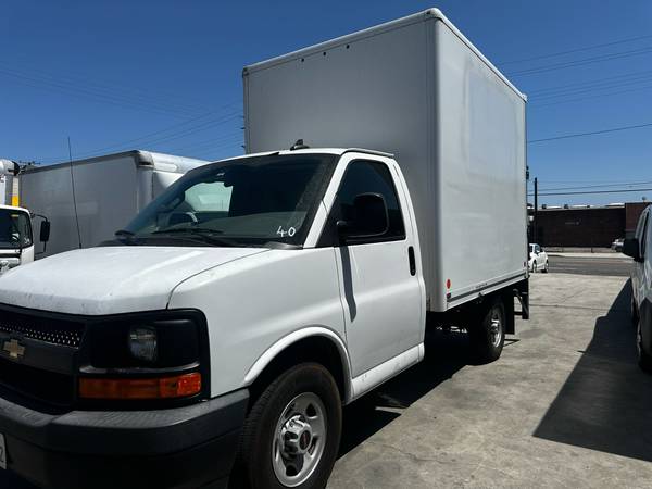 2017 CHEVROLET EXPRESS 3500 CUTAWAY CAMIÓN CON CAJA DE CARGA DE 10 PIES Y ELEVADOR - $15,000 (GARDENA)63502158473473122