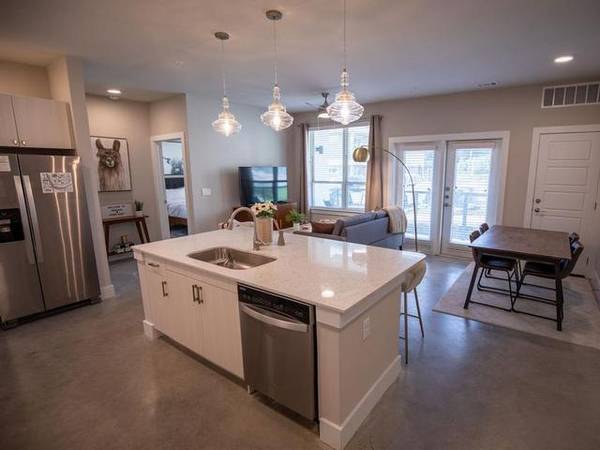 $2,205 / 2br - 1281ft2 - 24/7 Emergency Maintenance, Microwave, Range63796257663105121