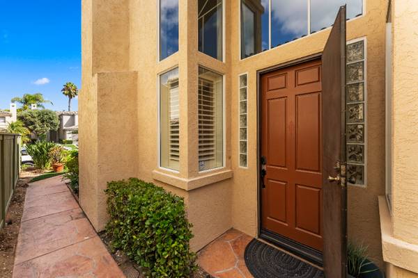 $5500.00 / 4br - 2605ft2 - Espaciosa casa independiente de 4 habitaciones/2.5 baños en Shadowridge (Vista), CA63878583403393122