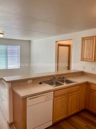 $2,495 / 3br - 1100ft2 - Broadway #305 |  Bright 3 Bed/2 Bath Apartment (Happy Valley)63920959697154123