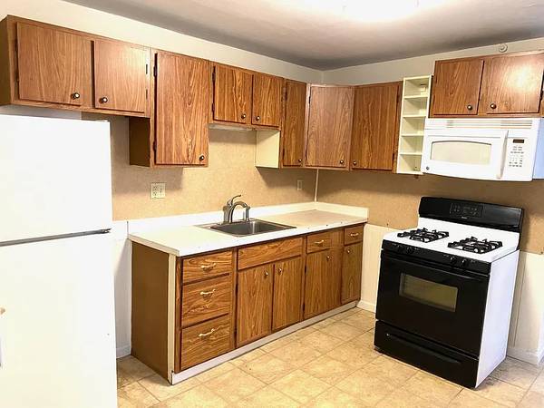 $1,111 / 3br - @@Large centrally located apartment.........!!! (Winsted)63989075254018120