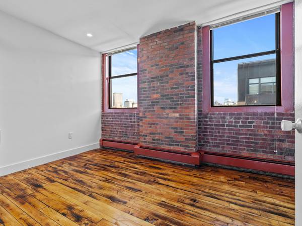 $4,400 / 2br - ** 1 Month Free ** South End Tremont St unit with High ceiling. Cat ok (South End)64167150798338122