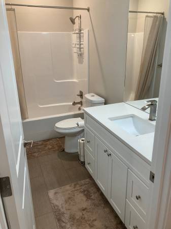 $1,095 / 1br - 187ft2 - Modern first-floor bedroom/bathroom with access to all common areas (Vancouver)63867269750275124