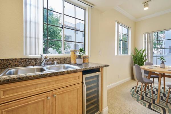 $3,559 / 2br - 1176ft2 - Cable Ready, 2 BD, In Woodland Hills (22219 Summit Vue Lane, Woodland Hills, CA)63700996262913121