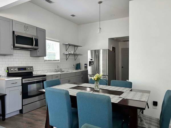 $1500.00 / 2br - 1000ft2 - Newly remodeled Charming Home in downtown Elgin64046032814466122