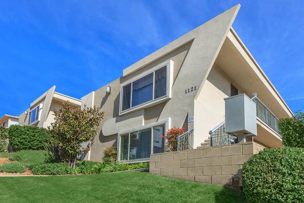 $1,925 / 2br - Fresno Terrace! Spacious 2x1 Upstairs Corner Unit! Laundry Room! (San Diego)63998601371650120