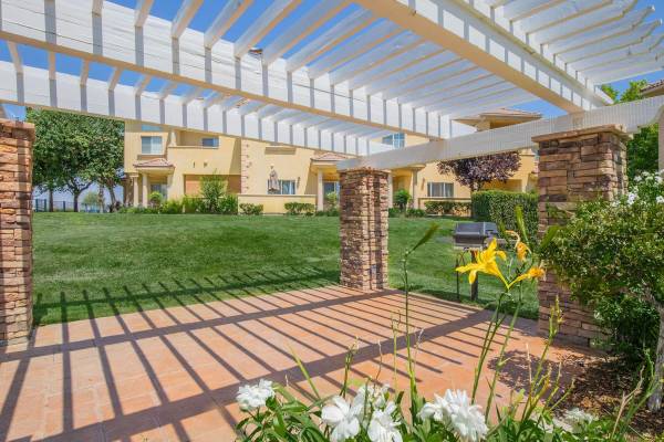 $2,519 / 2br - 1056ft2 - TownHomes: Granito, Mármol, Garajes para 2 Autos y Vistas a las Colinas ✨ (17621 W. Pauline Ct., Canyon Country, CA)63700919693059123