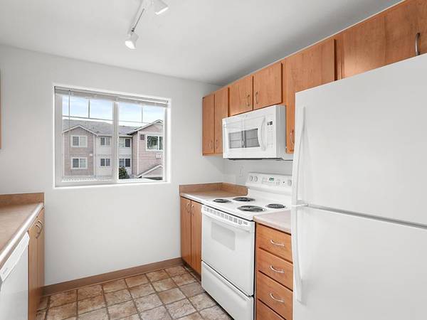 $1,635 / 2br - 946ft2 - Pet Friendly! Oversized Windows! Full Sized WD in each Apt! (Progress Ridge)63777362658691123