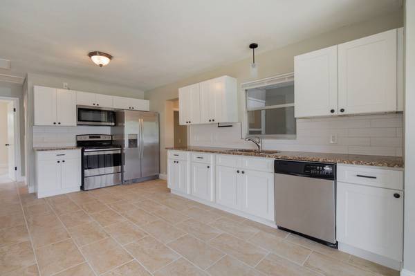 $460,000 / 3 habitaciones - 1680 pies² - **** Hermosa casa unifamiliar renovada con un excelente patio trasero **** (Greenacres)63379686245761124