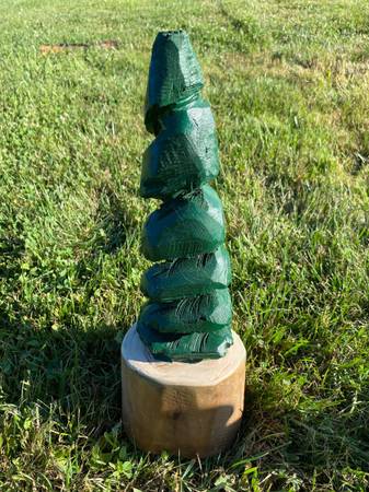 Chainsaw carved tree 1