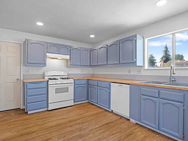 $1,900 / 3br - 829 E Trinidad St, Visalia, CA 93291 - for $1900 (Visalia)63809864434947123