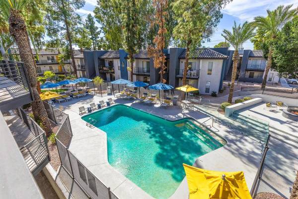 $1,500 / 2br - 950ft2 - Refrigerator, Ceiling Fans, All-electric Kitchen, Tile Backsplash (Phoenix)64024995822723122