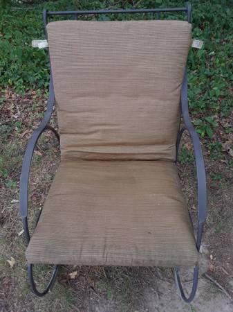 Dos sillas de patio -- se venden por separado o juntas - $15 (Alexandria / North Old Town)63471432284675124