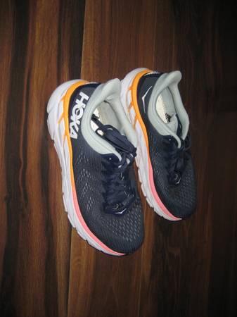 HOKA F27220C ONE ONE ----  VERY NICE COMFORTABLE   9.5 - $30 (ACTON)63439180611073121