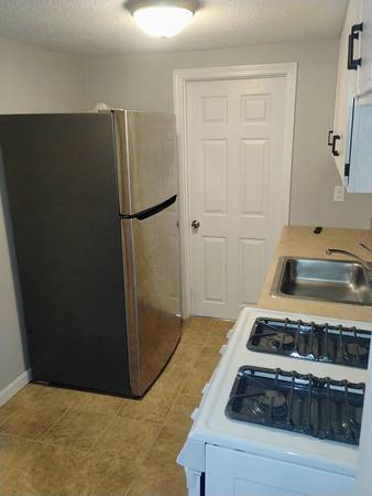 Well maintained 1 bedrms 1 bath unit available 1