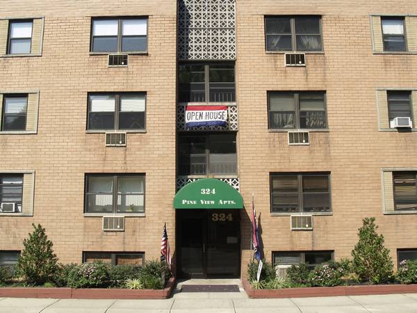 2BR @ PINEVIEW *NO BROKER FEE* 1