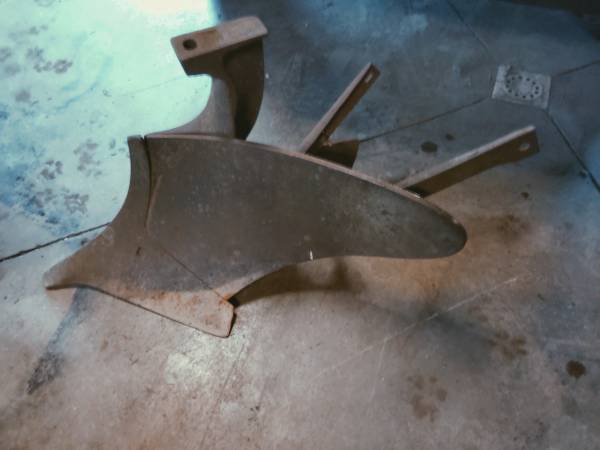 Oliver 40,, 1 bottom plow 1