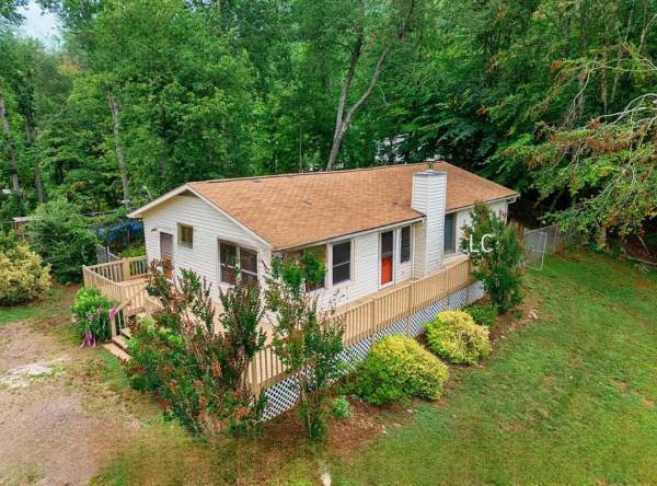$1,550 / 3br - 1273ft2 - Beautiful 3bed 2bath home (Weaverville)64029205328515121