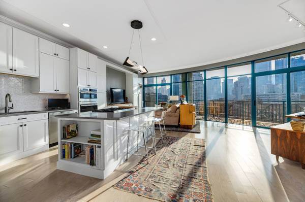 $3,062 / 2br - 1310ft2 - full size whirlpool tub 2 br -2 ba in-unit laundry (Chicago)63771219268353124