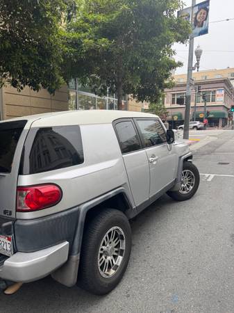 2008 Toyota FJ Cruiser 2WD - $13,500 (lower nob hill)63487953852035121