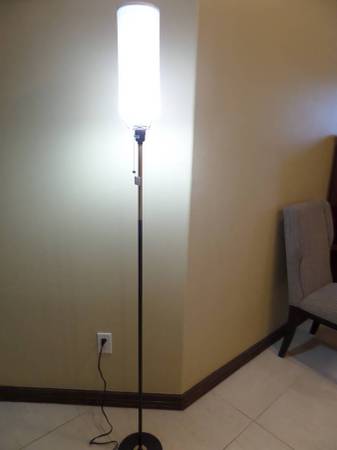 NEW FLOOR LAMP BROKEN PLASTIC BETWEEN SHADE AND LIGHT BULB 1