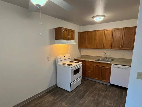 $1,400 / 2br - Pets Welcome in a Two Bed + Popular Nature Area - Extra Closet Space (Portland)63914739595138123