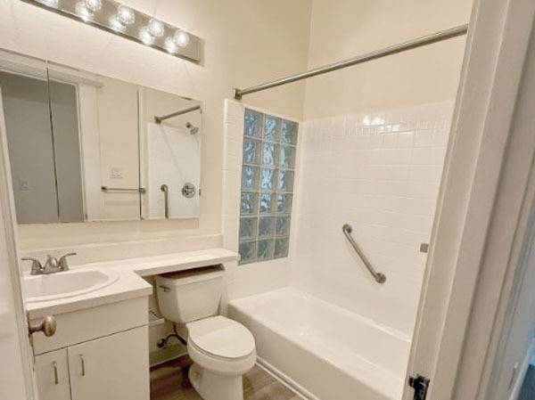$2,195 / 1br - 646ft2 - *SAVINGS* 1/BD apt, High ceilings, Wood-style flooring, Modern kitchen (san jose downtown)63667924476931123
