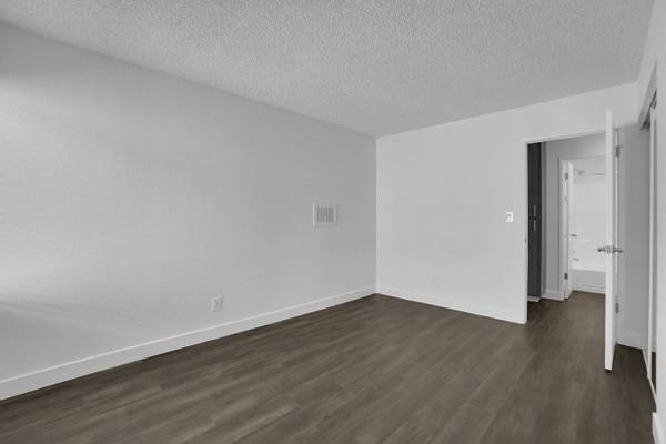 $2,800 / 2br - 940ft2 - On-Site Management, A/C & Heat, Included Appliances: Stove (501-525 N 4th St, Montebello, CA)63857624235907124